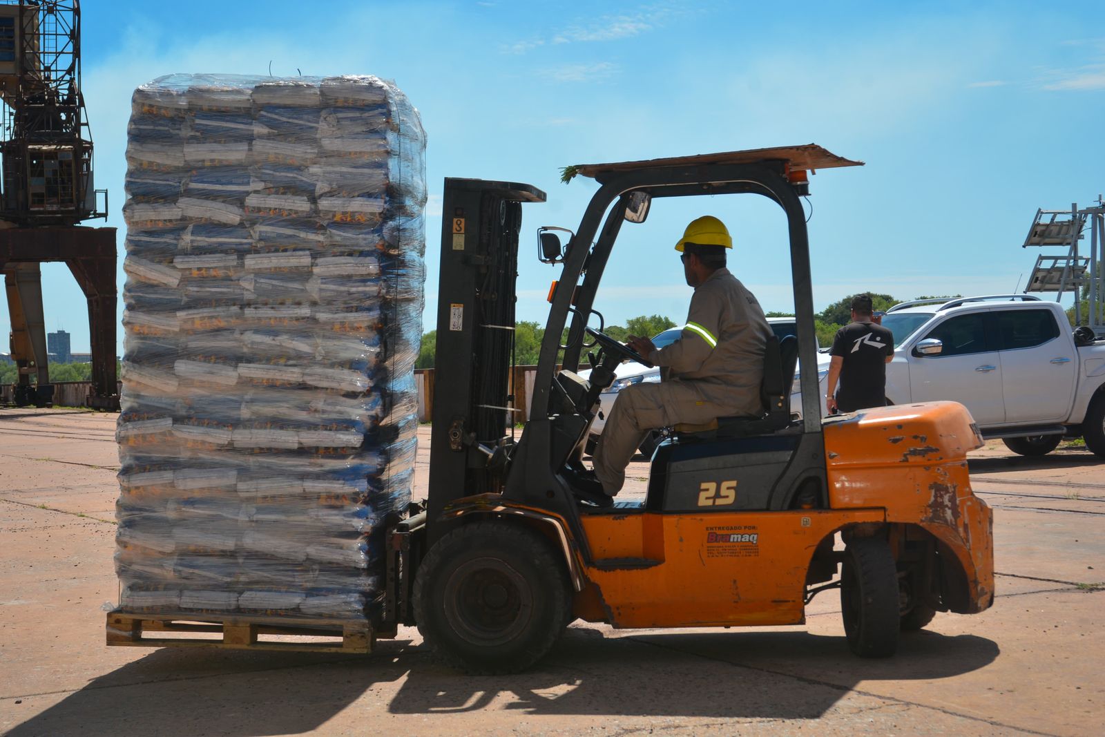 *CHACO SE ABRE AL MUNDO: TRAS AÑOS DE RESTRICCIONES, COMENZÓ LA EXPORTACIÓN DE CARBÓN VEGETAL DESDE EL PUERTO DE BARRANQUERAS A EUROPA*
