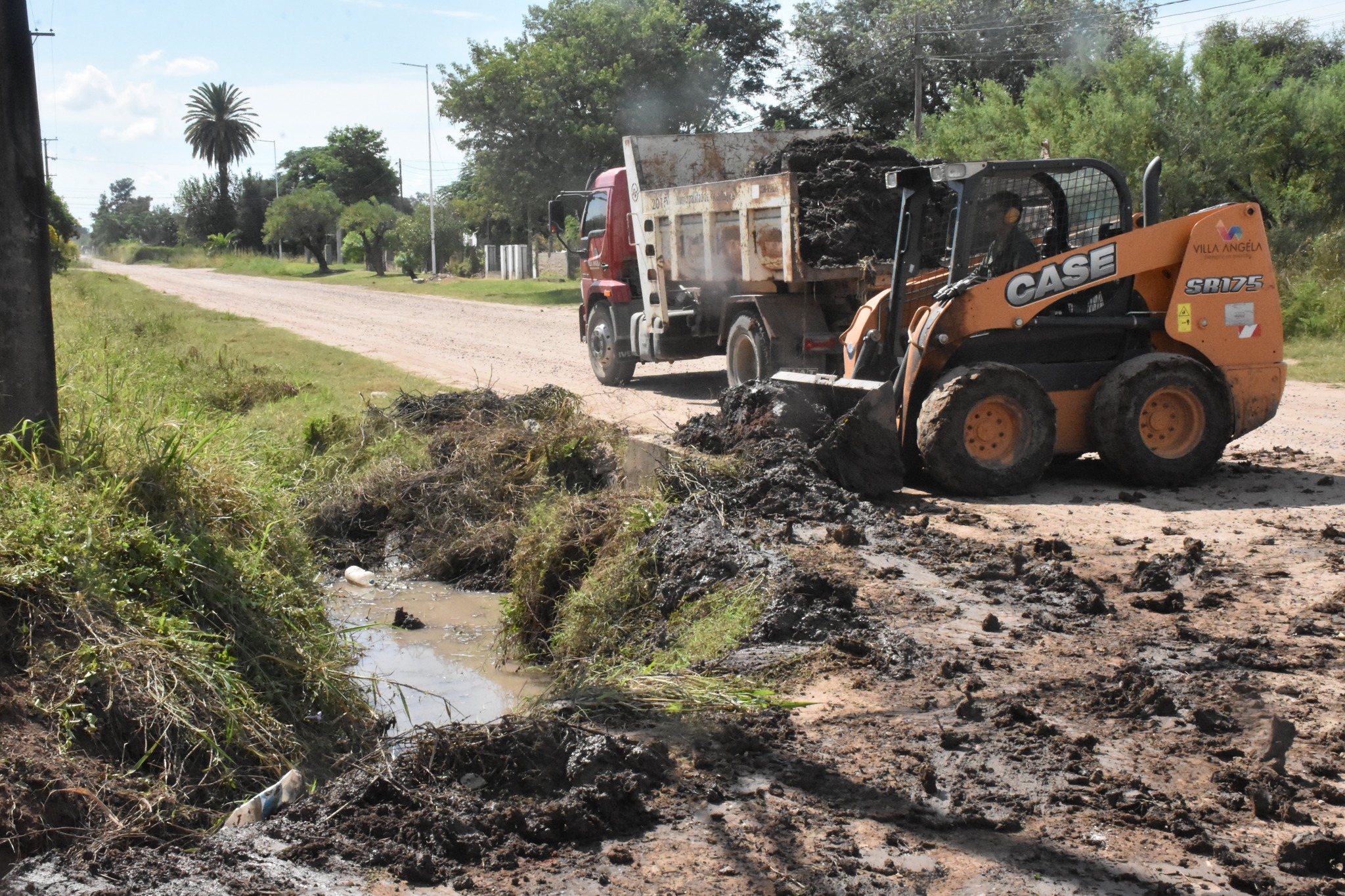 LA MUNICIPALIDAD REALIZA TRABAJOS DE LIMPIEZA Y CANALIZACI&Oacute;N EN CALLE JOSEFA ROSELLO