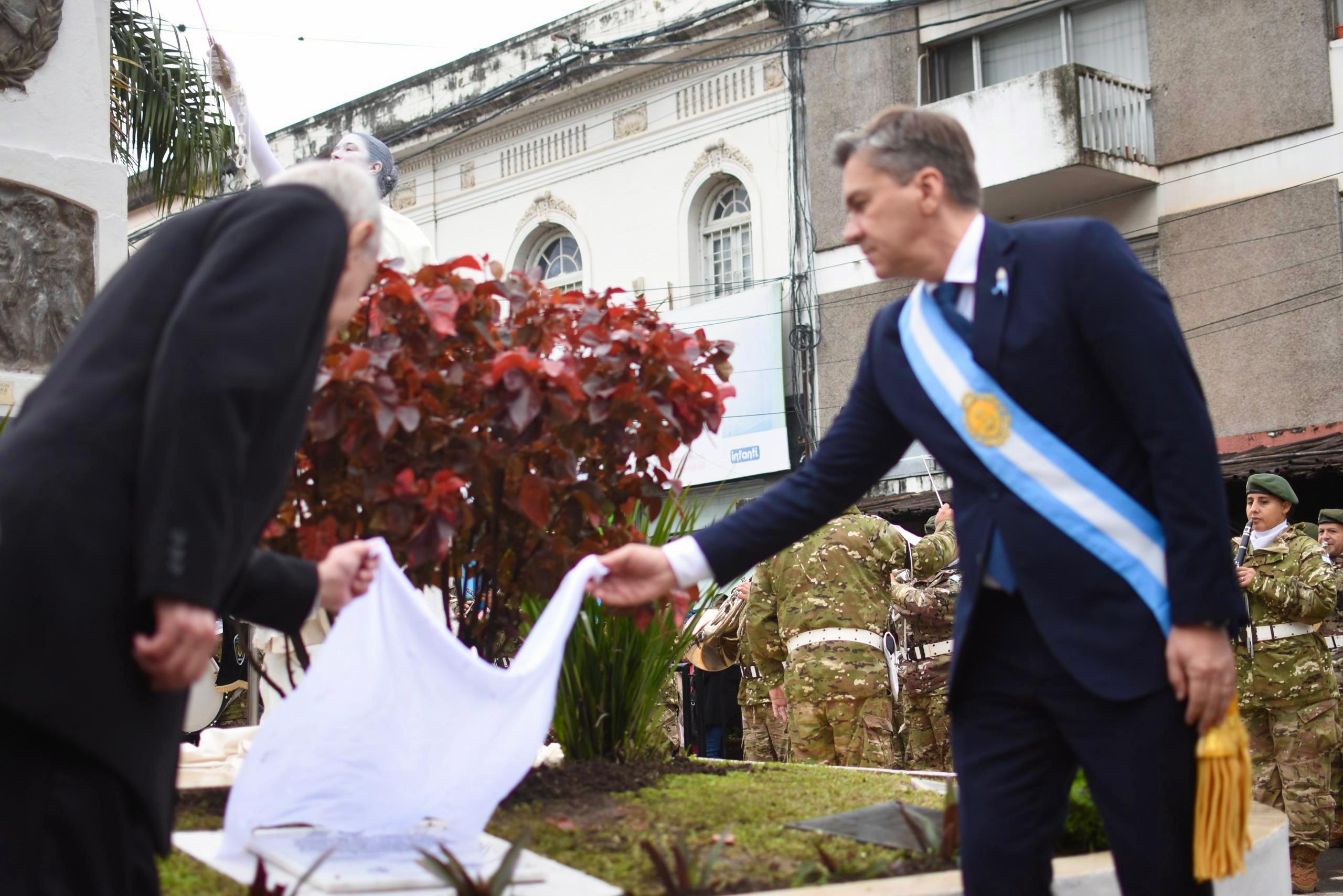 LA LLOVIZNA NO DETUVO EL HOMENAJE A BELGRANO, PERO LA PROMESA SE REPROGRAMÓ POR REGUARDO DE LOS ALUMNOS