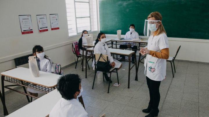 Cientos de alumnas y alumnos del primario y el secundario volvieron a las aulas