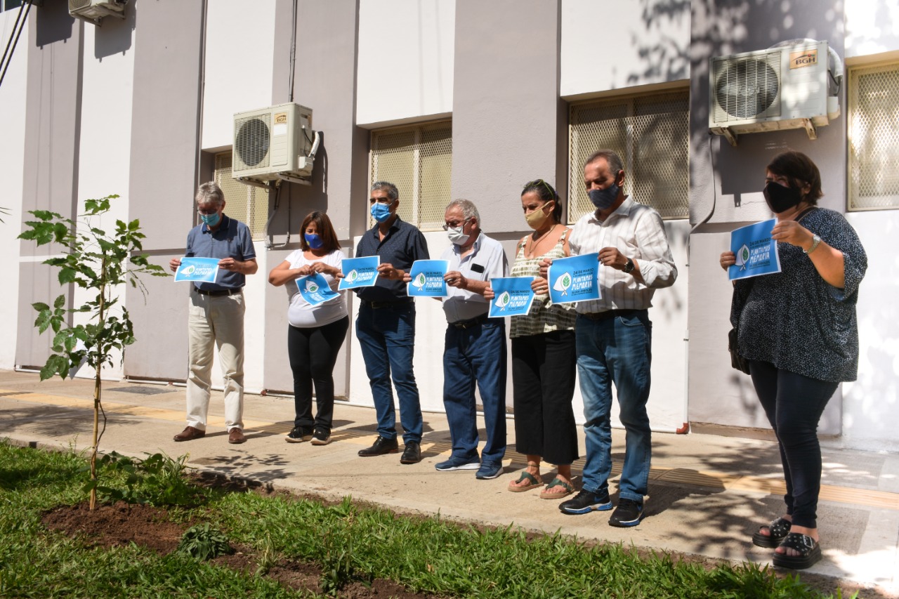 Un Lapacho crecerá frente a la Legislatura en memoria de 30 mil desaparecidos 