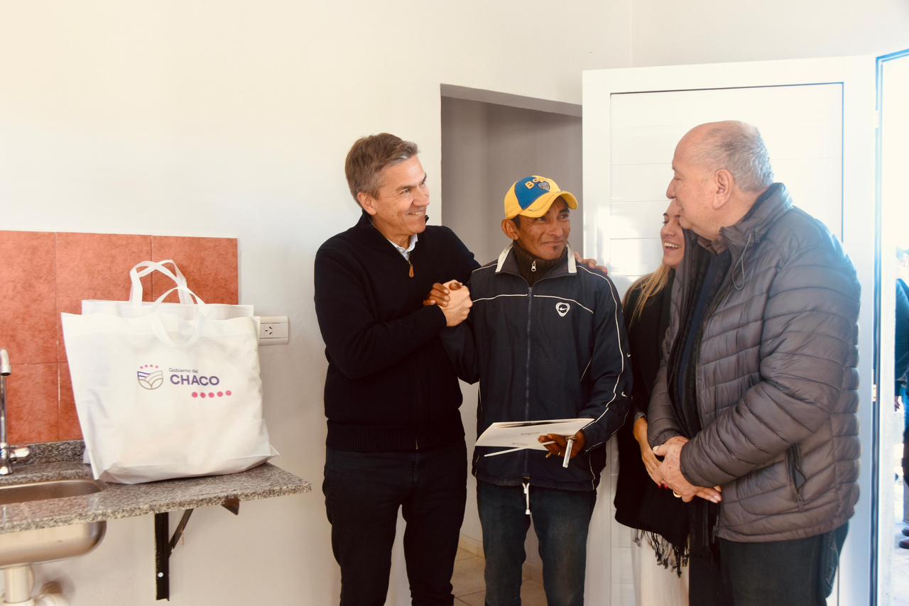 SE ENTREGARON VIVIENDAS EN LAGUNA LIMPIA: &ldquo;SEGUIMOS CUMPLIENDO EL SUE&Ntilde;O DE LA CASA PROPIA EN TODA LA PROVINCIA&rdquo; DIJO EL GOBERNADOR