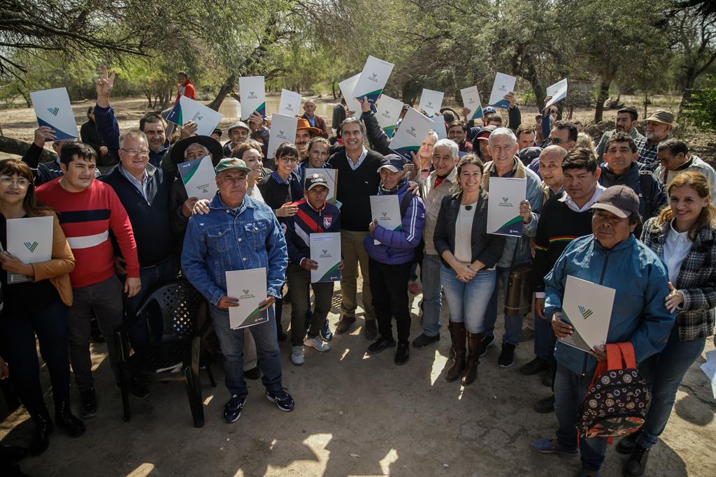 *TECHO DIGNO Y ARRAIGO A LA TIERRA: EN CASTELLI, CAPITANICH ENTREGÓ VIVIENDAS Y TÍTULOS DE PROPIEDAD RURAL