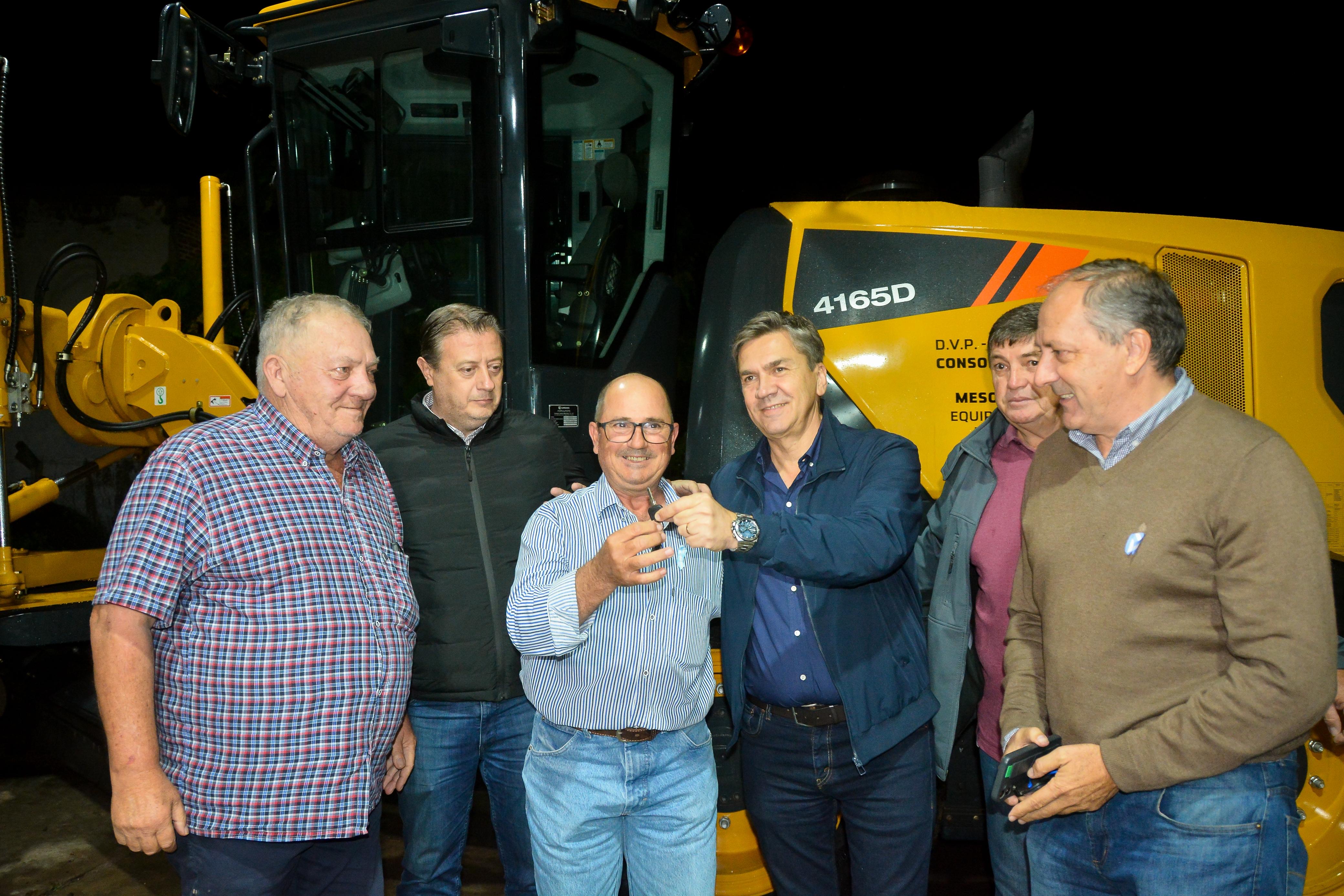 HERMOSO CAMPO: EL GOBERNADOR ZDERO ENTREGÓ UNA MOTONIVELADORA DE ALTA POTENCIA AL CONSORCIO CAMINERO Nº42