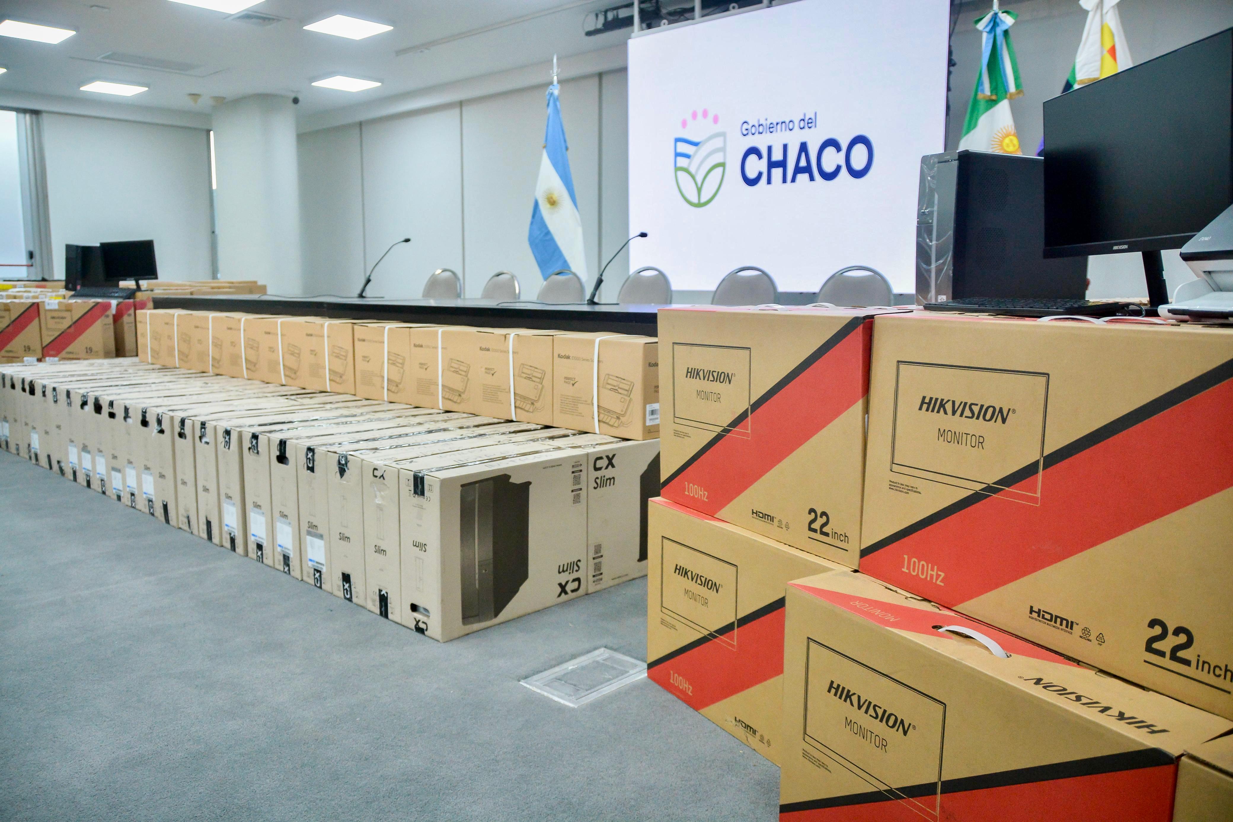 EL GOBERNADOR ZDERO ENTREGÓ EQUIPOS INFORMÁTICOS PARA REGISTROS CIVILES DE TODA LA PROVINCIA