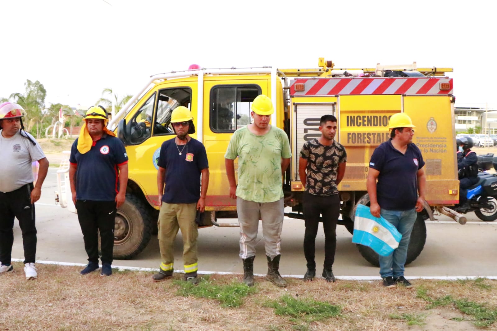 EMOTIVO RECIBIMIENTO A BOMBEROS VOLUNTARIOS CHAQUEÑOS QUE AYUDARON A SOFOCAR INCENDIOS EN CORRIENTES
