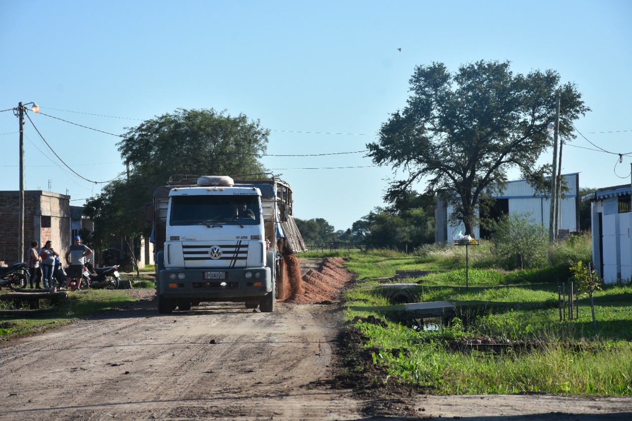 VILLA ANGELA: EL MUNICIPIO INFORMA SOBRE TRABAJOS DE PERFILADO Y RIPIADO DE CALLES EN DISTINTOS SECTORES DE LA CIUDAD