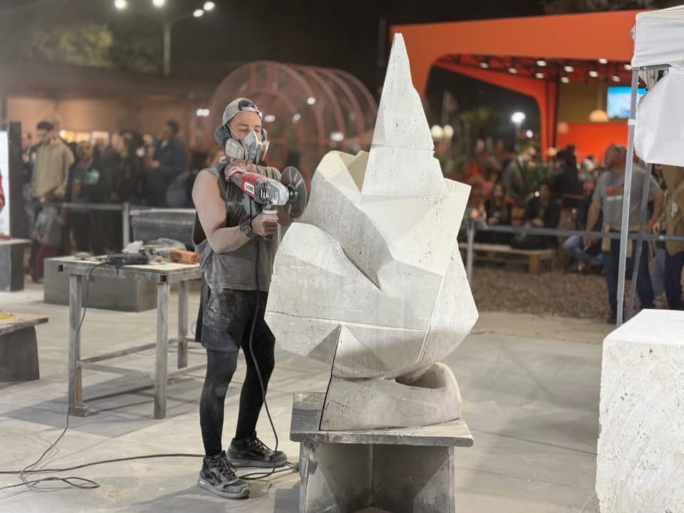 *&Uacute;LTIMAS HORAS DE TRABAJO EN LA BIENAL: LOS ESCULTORES DAN LOS TOQUES FINALES ANTES DE LA GRAN REVELACI&Oacute;N*