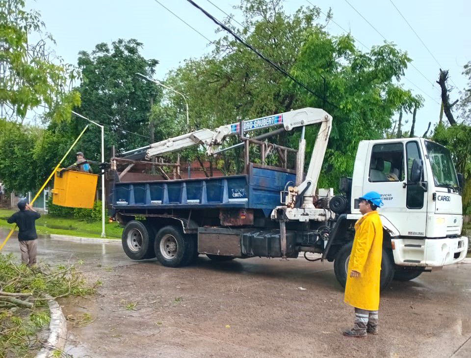 *INTENSO TRABAJO DE SECHEEP PARA RESTABLECER EL SERVICIO ELÉCTRICO AFECTADO POR LA TORMENTA*