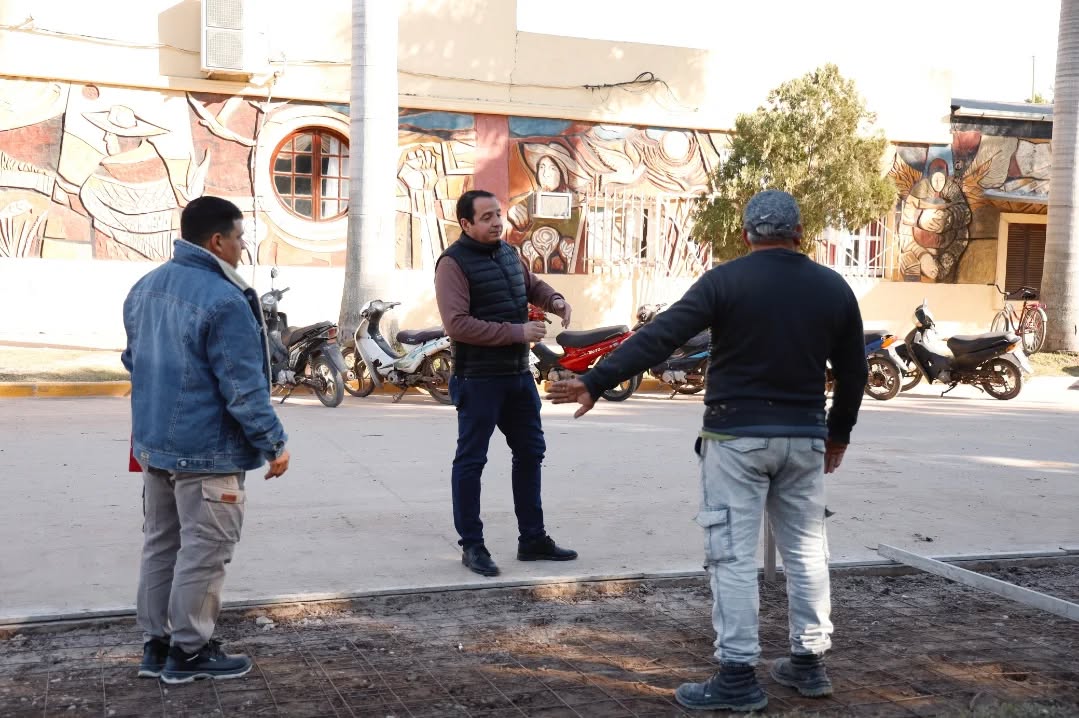 Avanzan las obras de accesibilidad en Santa Sylvina: el Secretario de Gobierno supervisó mejoras en veredas y estacionamientos