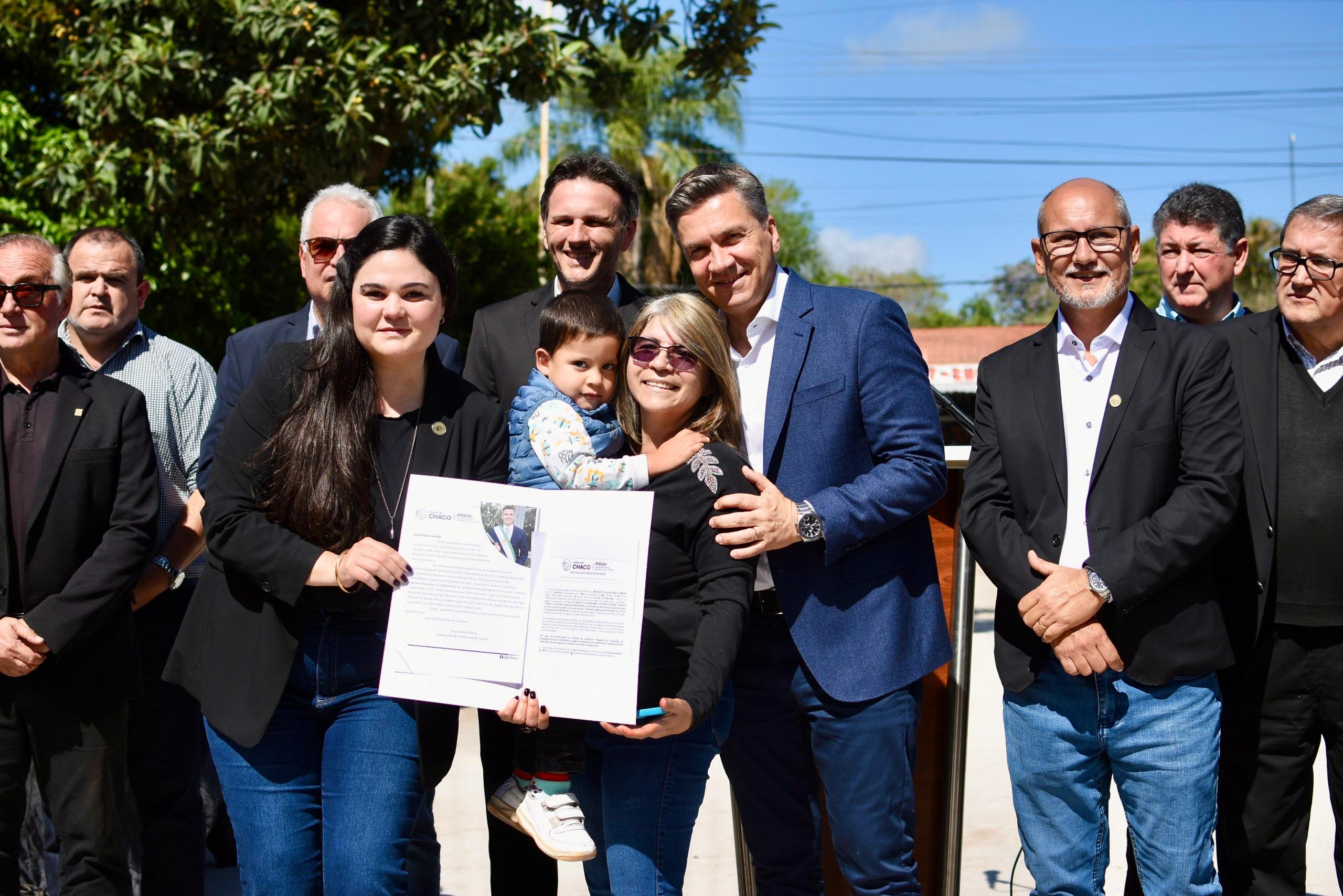 *ANIVERSARIO 108 DE FONTANA: EL GOBERNADOR ZDERO INAUGURÓ PAVIMENTO Y ENTREGÓ TÍTULOS DE PROPIEDAD*