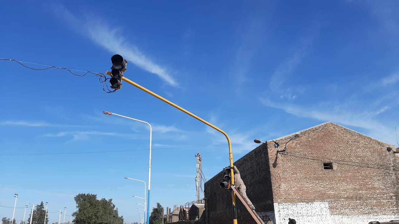 VILLA ANGELA: EL MUNICIPIO CONTINÚA CON LA REPARACIÓN DE SEMÁFOROS