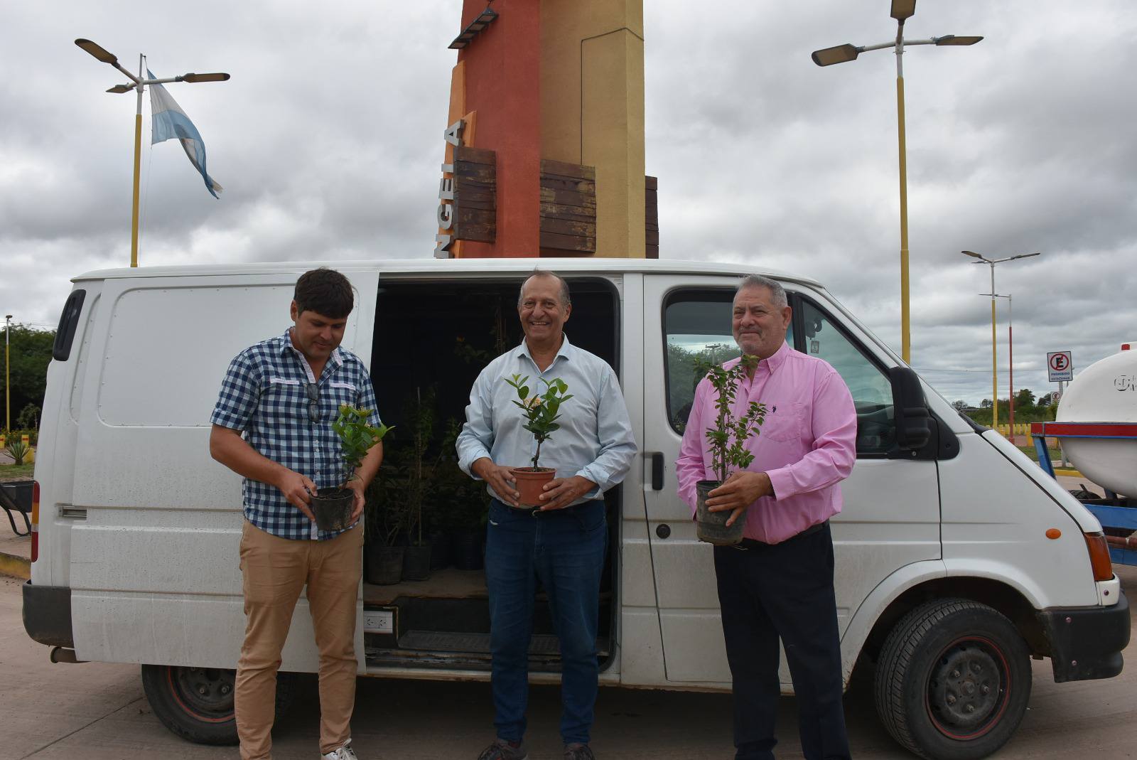 EL MUNICIPIO AVANZA CON LA REPOSICIÓN DE PLANTAS FLORALES EN DISTINTOS PUNTOS DE LA CIUDAD