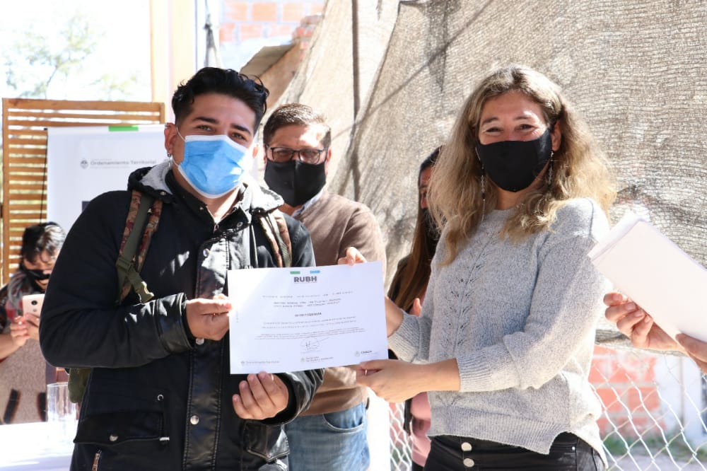 ORDENAMIENTO TERRITORIAL: EL GOBIERNO ENTREGÓ CERTIFICADOS RUBH EN EL BARRIO BETTINA VÁZQUEZ