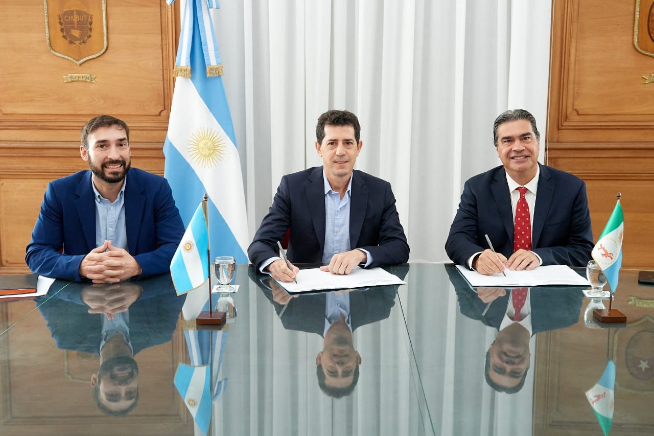 *CAPITANICH ACORDÓ FINANCIAMIENTO PARA PAVIMENTAR LA RUTA 15 Y FIRMÓ CONVENIO CON EL INCAA*