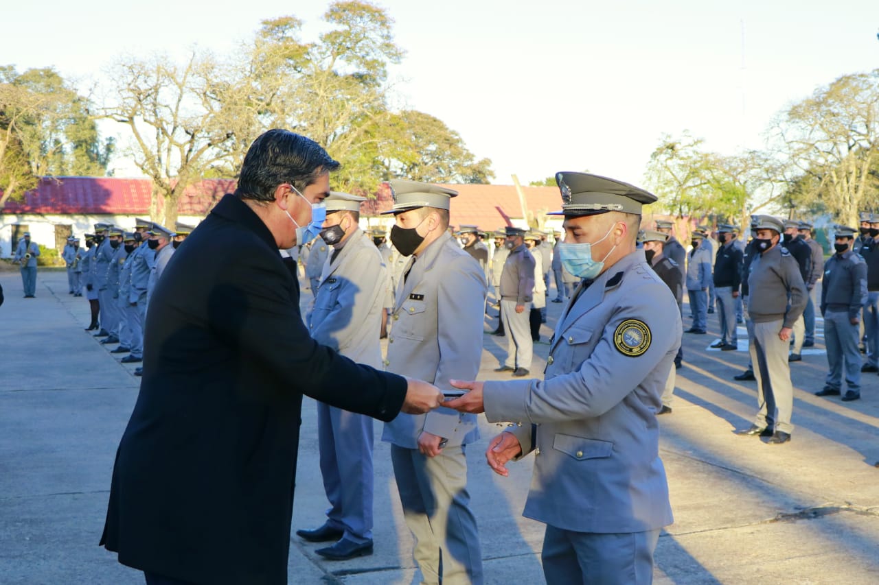 EL GOBERNADOR ANUNCIÓ ASCENSOS, OBRAS Y AUMENTO SALARIAL Y ENTREGÓ VEHÍCULOS PARA EL SERVICIO PENITENCIARIO  